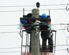 Установка изоляторов на опорах в городе Краснодаре на улице Российской